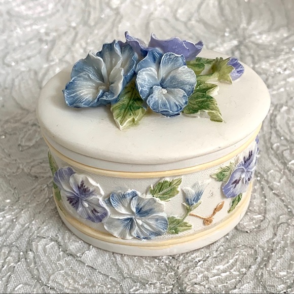 Pansy or African Violet Lidded Ring Box